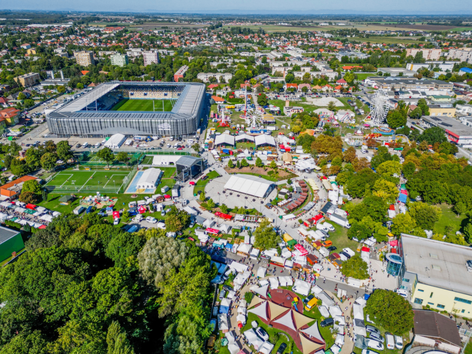 MOL Aréna & city life